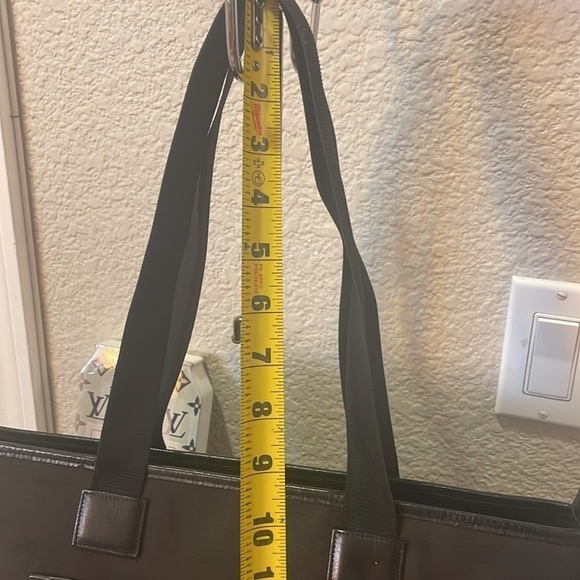 August Gucci Tote zipper closure - Picture 6 of 16